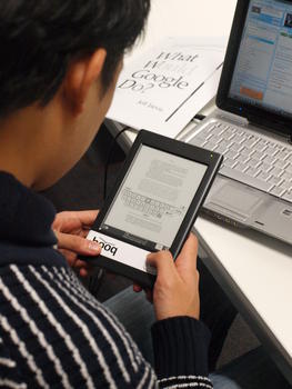 Un joven utiliza su libro electrónico.