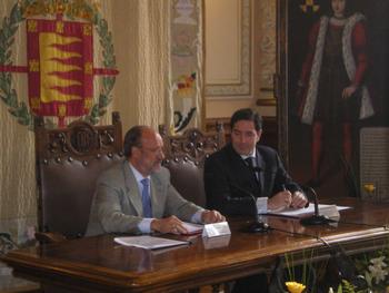 El alcalde de Valladolid, Francisco Javier León de la Riva, junto al concejal de Desarrollo Sostenible, Jesús Enríquez Tauler, en la presentación del informe.