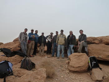 Un grupo de investigadores posa en el yacimiento de Ain Beni Matar.