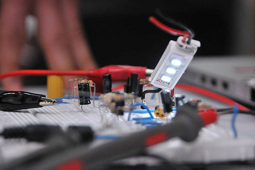 Las bombillas LED podrían reemplazar a las redes inalámbricas. FOTO: UN.