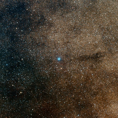 Imagen de amplio campo muestra los alrededores de la joven estrella HD 163296 en la rica constelación de Sagitario (el arquero)/Crédito: ESO/Digitized Sky Survey 2; Agradecimientos a Davide De Martin