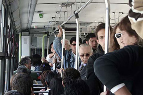 Varias personas en un autobús. FOTO: USACH.