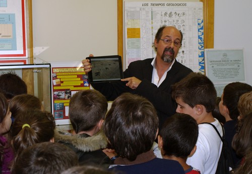 Santiago Martín explica a los escolares los tesoros de la Sala de las Tortugas.