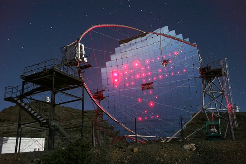 uno de los telescopios MAGIC en La Palma. Crédito: Robert Wagner/MAGIC Collaboration.