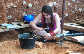 Leticia Méndez, arqueóloga y especialista en industria lítica del Equipo de Investigación de Atapuerca excavando en el yacimiento de Gran Dolina