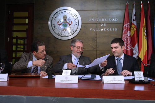   Francisco Javier Arroyo (presidente de la AECC en Valladolid), Marcos Sacristán Represa (rector UVa), Juan González Valdivieso (titular de la ayuda e investigador del IBGM), durante la firma del convenio. FOTO: UVA.