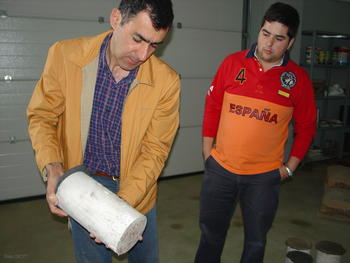 Ignacio Guerra (izquierda) muestra una de las probetas de hormigón con las que ensayan en la Universidad de León. A su lado, César Molina.