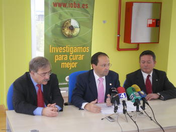 De izquierda a derecha, el director del IOBA, el rector de la Universidad de Valladolid y el vicerrector de Infraestructuras.