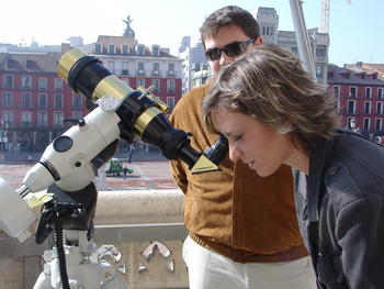 Una joven observa el sol a través de los telescopios adquiridos por el Museo de la Ciencia.