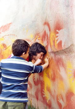 Idoia Segurajauregui haciendo una demostración de pintura prehistórica en el Parque de Arqueología Experimental de Atapuerca