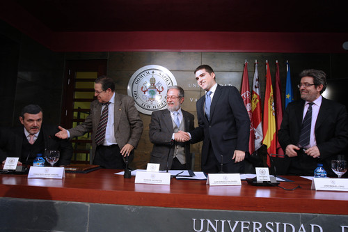 El investigador del IBGM de Valladolid Juan González Valdivieso ha obtenido la ayuda pre-doctoral que concede la Junta Provincial de la AECC. FOTO: UVA.