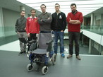 Miembros del grupo BISITE con la silla de ruedas.