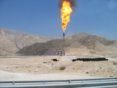 Quemador de petróleo en instalaciones petrolíferas. Foto: Rafael Bastante Casado/Silvia Sánchez Carretón.