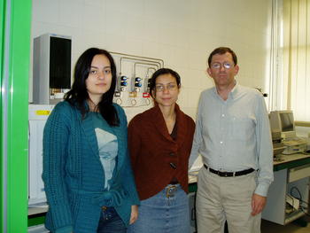 A la derecha, Antonio Morán, junto a las dos componentes del equipo que han participado en el desarrollo de la patente