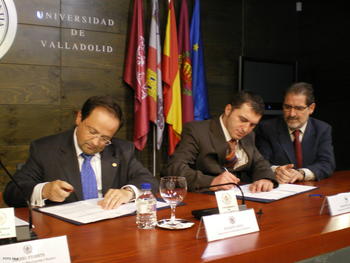 El rector de la Universidad de Valladolid (izq), jucnto al presidente de Aspaym durante la firma del acuerdo.