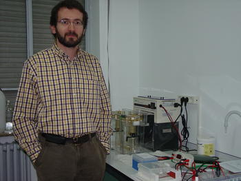 El profesor Santiago Villaverde en el laboratorio de Microbiología y Biotecnología