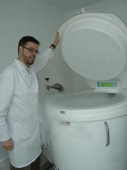 Enrique de Alava abriendo un tanque para la conservación de tejidos