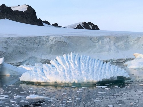 Iceberg en la península antártica. Foto: Andrew Shepherd,