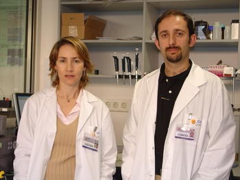 Carmen Guerrero junto a José María Pereda en el laboratorio