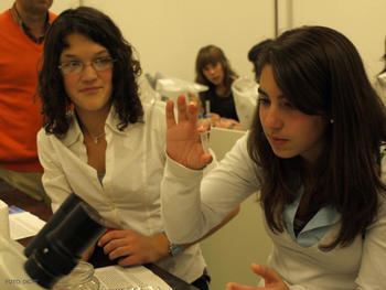 Alumnas en el laboratorio físico de la Universidad Sek (Segovia).