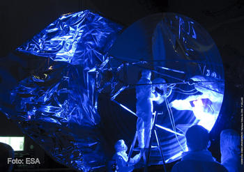 El telescopio Herschel, inspeccionado bajo luz ultravioleta.