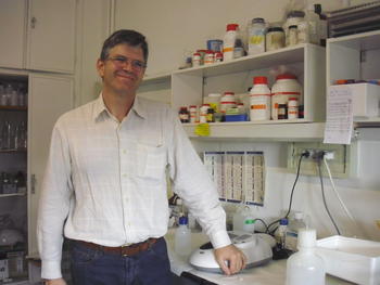 Eduardo Arranz, investigador del IBGM, en uno de los laboratorios de la Facultad de Medicina de Valladolid.