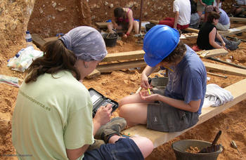 Dos arqueólogas durante la campaña de excavaciones en Atapuerca