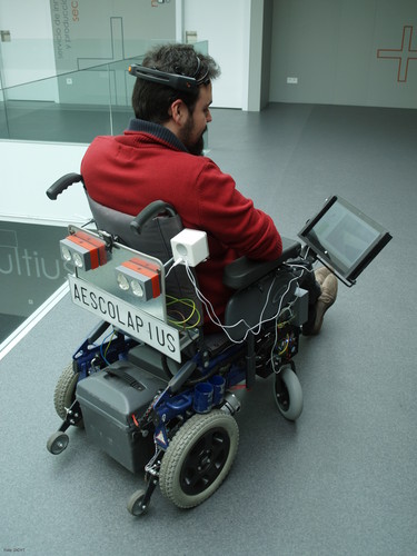 Uno de los investigadores prueba el control de la silla de ruedas con casco.