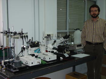 Santiago Villaverde posa con los microscopios del nuevo laboratorio