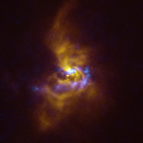 La joven estrella V960 Mon. Crédito: ESO/ALMA (ESO/NAOJ/NRAO)/Weber et al.