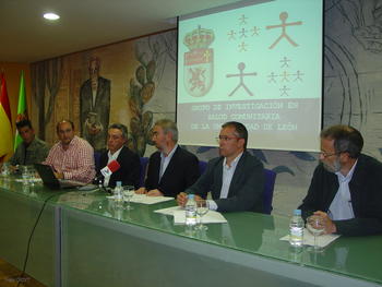 De derecha a izquierda: Javier González-Gallego; José María López Benito; el vicerrector de Investigación, Alberto Villena; Vicente Martín; y Francisco José Escanciano.