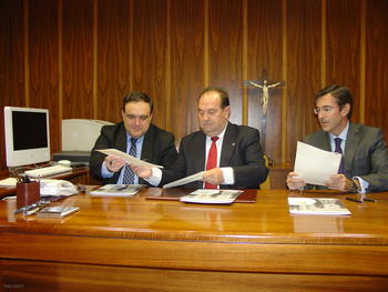 Firma del convenio entre la Universidad Pontificia de Salamanca e Indra.