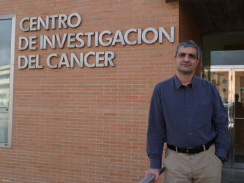 Xosé Bustelo, en la entrada del Centro de Investigación del Cáncer de Salamanca.