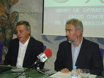 El investigador principal del estudio sobre las causas de las lesiones en la lucha leonesa, Vicente Martín (izq.), junto al vicerrector de Investigación de la Universidad de León, Alberto Villena.