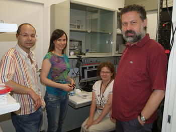 Manuel Sánchez Malmierca (izquierda), Israel Nelken (derecha) y otras investigadoras del Incyl.