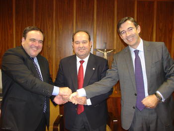 De izquierda a derecha, Santiago Escribano, director de Indra Software Labs; Marceliano Arranz, rector de la Universidad Pontificia de Salamanca; y Santiago Roura, director general de Indra.