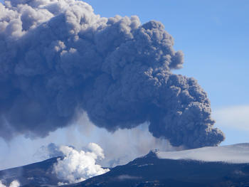 Fumaça negra procedente do vulcão islandês Eyjafjalla.