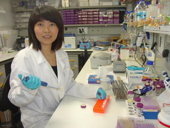 La científica china Tao Yu, en un laboratorio del Incyl.