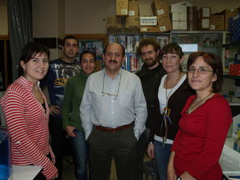 Sara Cuadrado, segunda por la derecha, junto a Enrique Villar, investigador principal, y el resto de su laboratorio